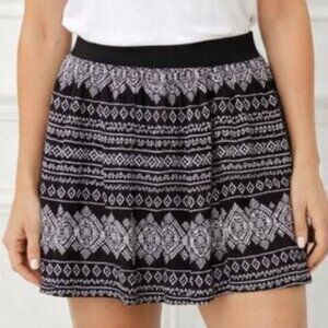 FOREVER 21 Black & White Mini Skirt - Small